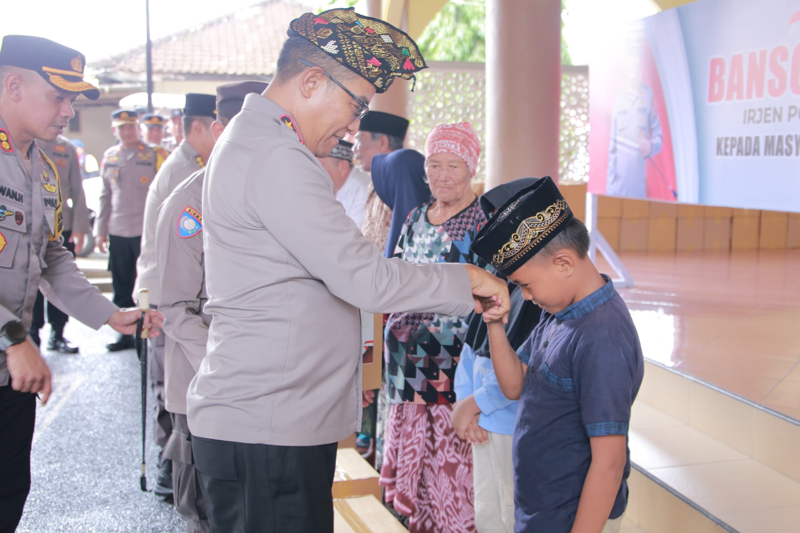 Kapolda NTB Laksanakan Cooling System, Pemberian Bansos di Lombok Tengah