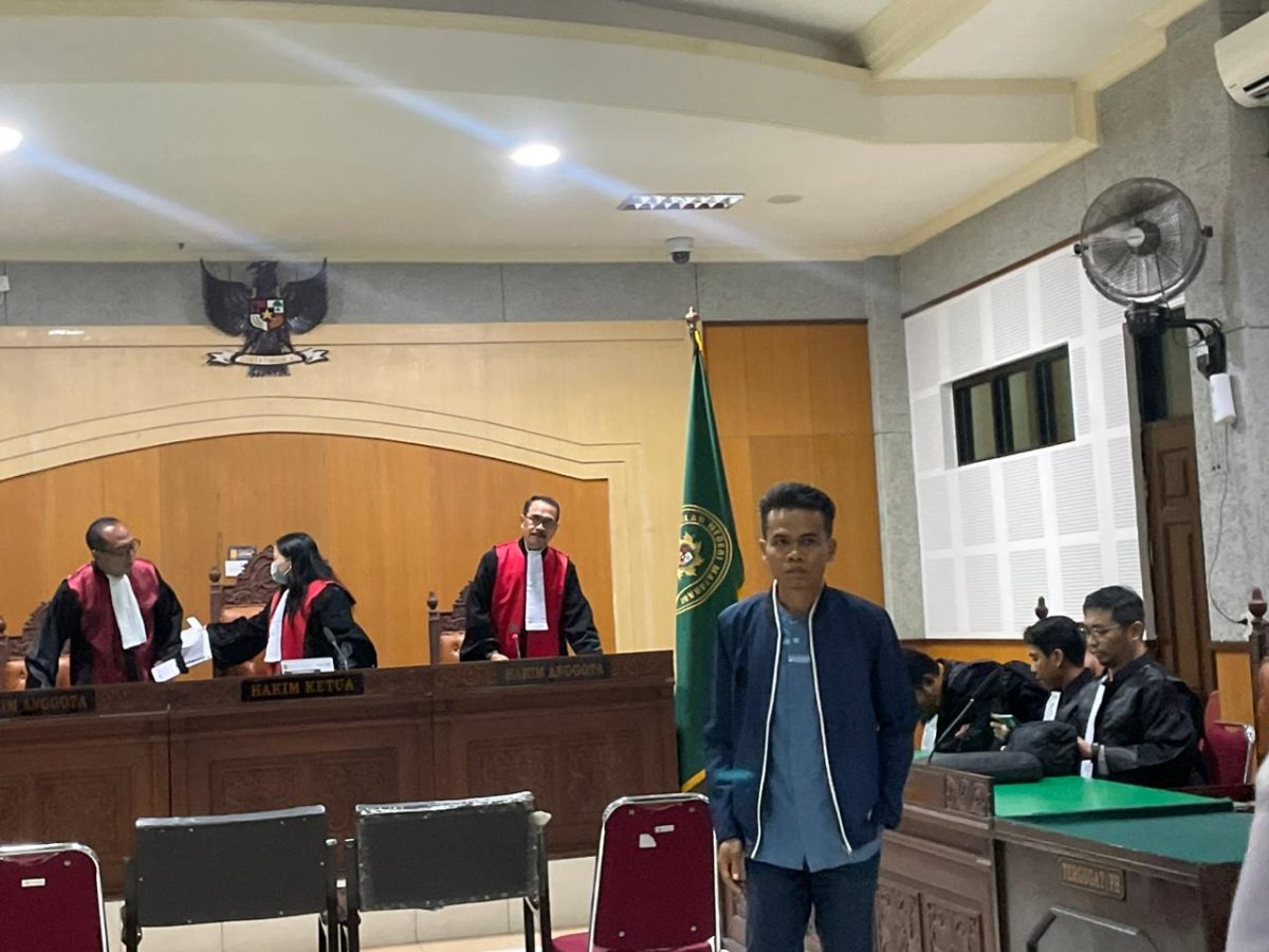 Terdakwa dugaan gratifikasi DPRD NTB M Nashib Ikroman usai mendengarkan pembacaan putusan sela di Pengadilan Negeri Mataram, Kamis (2/4/2026)