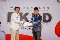 Wakil ketua DPRD Loteng H. Lalu sarjana (Kanan) dan Bupati Lombok Tengah H. Lalu Pathul Bahri (Kiri).  (Dok.ist) 
