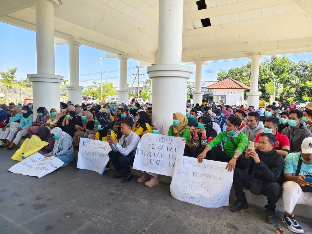 Aksi Nakes Paruh waktu di kantor DPRD Lombok Tengah. (Dok.LF) 