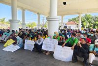 Aksi Nakes Paruh waktu di kantor DPRD Lombok Tengah. (Dok.LF) 