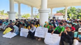 Aksi Nakes Paruh waktu di kantor DPRD Lombok Tengah. (Dok.LF) 