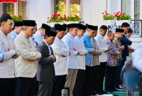 Presiden Prabowo salat Iduladha bersama WNI dan diaspora Indonesia di Paris. (BPMI Setpres)