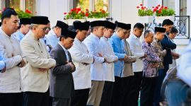 Presiden Prabowo salat Iduladha bersama WNI dan diaspora Indonesia di Paris. (BPMI Setpres)