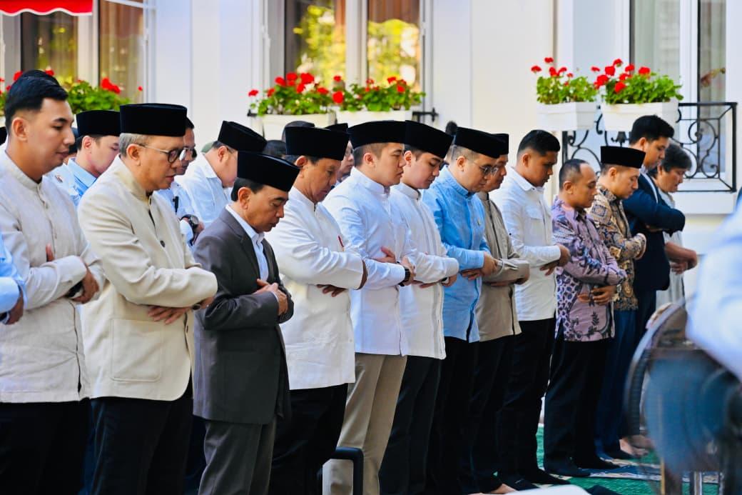 Presiden Prabowo salat Iduladha bersama WNI dan diaspora Indonesia di Paris. (BPMI Setpres)