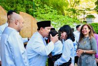 Presiden Prabowo bertemu dengan WNI di Paris usai melaksanakan salat Iduladha. (BPMI Setpres)