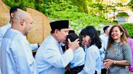 Presiden Prabowo bertemu dengan WNI di Paris usai melaksanakan salat Iduladha. (BPMI Setpres)
