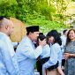 Presiden Prabowo bertemu dengan WNI di Paris usai melaksanakan salat Iduladha. (BPMI Setpres)