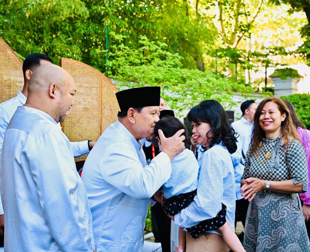 Presiden Prabowo bertemu dengan WNI di Paris usai melaksanakan salat Iduladha. (BPMI Setpres)