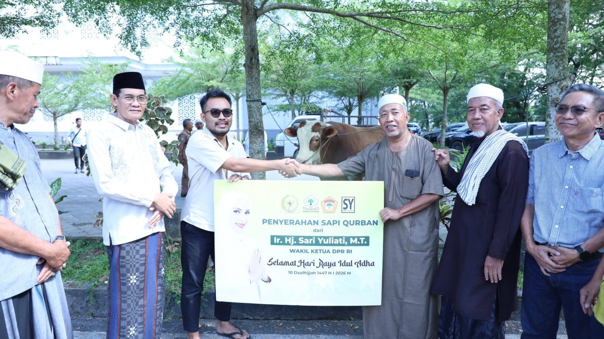 Sapi kurban yang disalurkan Wakil Ketua DPR RI Sari Yuliati diberikan ke Masjid Agung Praya, Lombok Tengah.