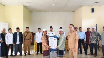 Wakil Ketua II Baznas Lombok Tengah TGH. Lalu Mala Syar’i Serahkan Bantuan Zakat dan Infak di Praya Tengah