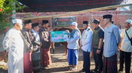 Pemkot Mataram menyerahkan sapi kurban Presiden Prabowo ke warga Bebidas. (humas pemkot mataram)