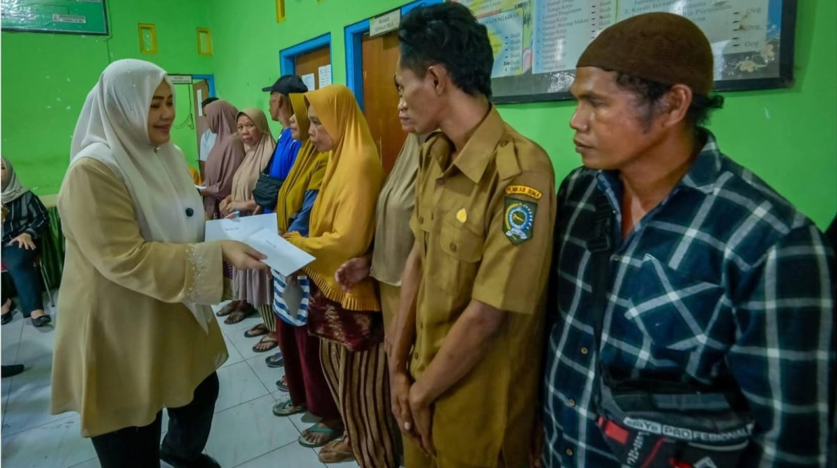Wagub NTB berikan bantuan kepada korban kebakaran. (humas pemprov ntb)