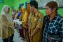 Wagub NTB berikan bantuan kepada korban kebakaran. (humas pemprov ntb)