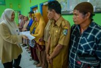 Wagub NTB berikan bantuan kepada korban kebakaran. (humas pemprov ntb)