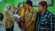 Wagub NTB berikan bantuan kepada korban kebakaran. (humas pemprov ntb)