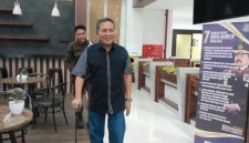Eks Bupati Lombok Barat Zaini Arony saat usai menjalani pemeriksaan di Kejati NTB.