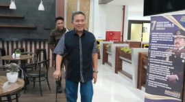 Eks Bupati Lombok Barat Zaini Arony saat usai menjalani pemeriksaan di Kejati NTB.