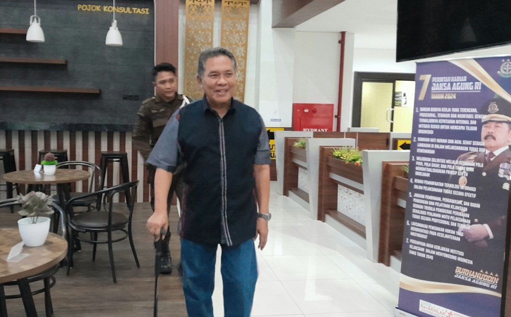 Eks Bupati Lombok Barat Zaini Arony saat usai menjalani pemeriksaan di Kejati NTB.