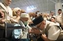 Menhaj saat melepas kepulangan perdana jamaah haji Indonesia ke Tanah Air. (kemenhaj RI)