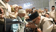 Menhaj saat melepas kepulangan perdana jamaah haji Indonesia ke Tanah Air. (kemenhaj RI)