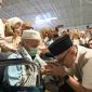 Menhaj saat melepas kepulangan perdana jamaah haji Indonesia ke Tanah Air. (kemenhaj RI)