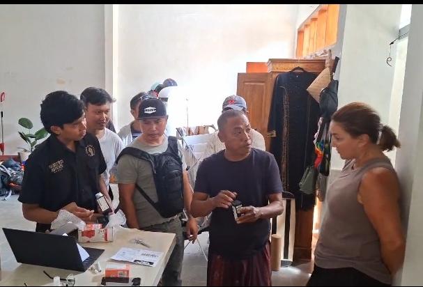 WN Australia ditangkap karena menyelundupkan vape berekstrasi ganja.