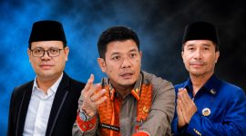 Wakil Ketua DPRD Dompu Kurnia Ramadhan (kiri), Bupati Bambang Firdaus (tengah), dan Ketua DPRD Dompu Muttakun