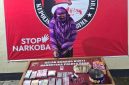 Polisi menangkap terduga pengedar narkoba yang merupakan oknum bhayangkari di Polres Bima. (humas polres bima)