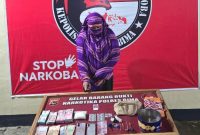 Polisi menangkap terduga pengedar narkoba yang merupakan oknum bhayangkari di Polres Bima. (humas polres bima)