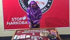 Polisi menangkap terduga pengedar narkoba yang merupakan oknum bhayangkari di Polres Bima. (humas polres bima)