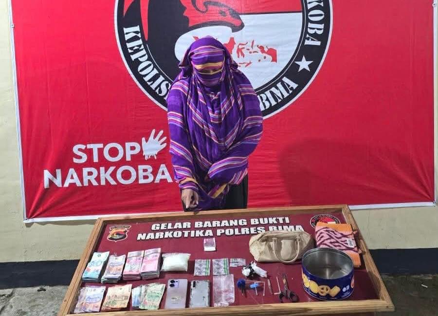 Polisi menangkap terduga pengedar narkoba yang merupakan oknum bhayangkari di Polres Bima. (humas polres bima)