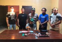 Polisi menangkap terduga pengedar sabu di Kabupaten Bima. (humas polres bima)