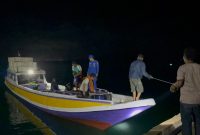 Evakuasi kapal kandas di Perairan Gili Banta.