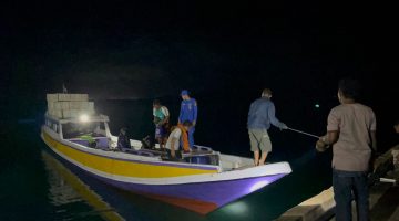 Evakuasi kapal kandas di Perairan Gili Banta.
