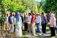 Bupati Dompu Bambang Firdaus meninjau lokasi Puskesmas Madaprama.