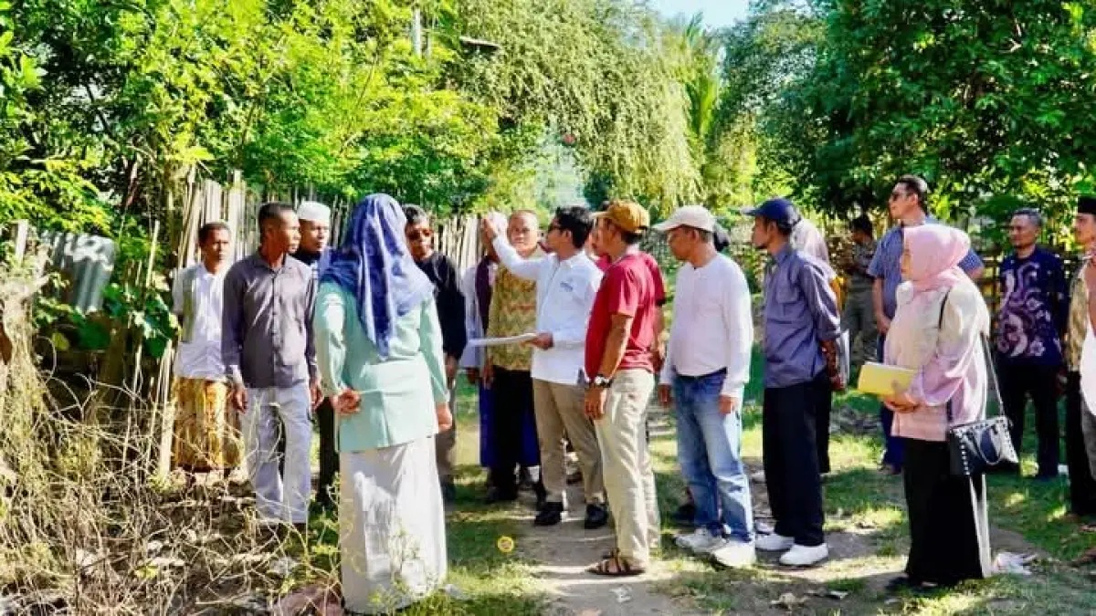 Bupati Dompu Bambang Firdaus meninjau lokasi Puskesmas Madaprama.