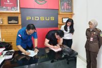 Tanda tangan penyerahan gedung LCC antara Kejari Mataram dengan Bank Sinarmas. (humas kejari mataram)