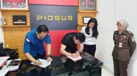 Tanda tangan penyerahan gedung LCC antara Kejari Mataram dengan Bank Sinarmas. (humas kejari mataram)