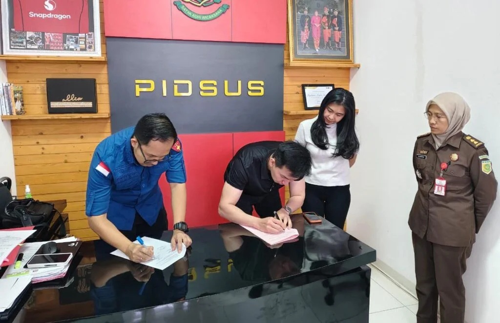 Tanda tangan penyerahan gedung LCC antara Kejari Mataram dengan Bank Sinarmas. (humas kejari mataram)