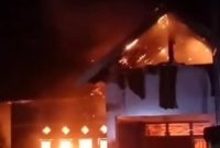 Kantor Desa Sampungu terbakar.