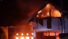 Kantor Desa Sampungu terbakar.
