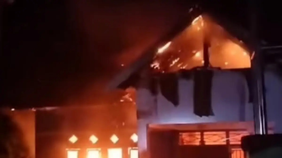 Kantor Desa Sampungu terbakar.