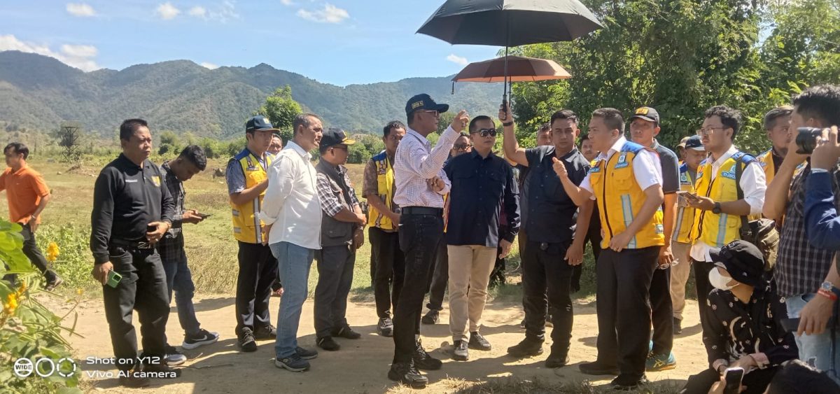 Gubernur NTB Lalu Muhamad Iqbal bersama Menteri PU Dody Hanggodo saat meninjau lahan sekolah rakyat di Bima. (humas pemprov ntb)