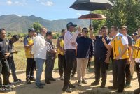 Gubernur NTB Lalu Muhamad Iqbal bersama Menteri PU Dody Hanggodo saat meninjau lahan sekolah rakyat di Bima. (humas pemprov ntb)