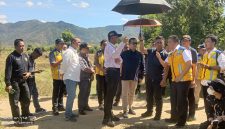 Gubernur NTB Lalu Muhamad Iqbal bersama Menteri PU Dody Hanggodo saat meninjau lahan sekolah rakyat di Bima. (humas pemprov ntb)