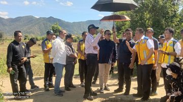 Gubernur NTB Lalu Muhamad Iqbal bersama Menteri PU Dody Hanggodo saat meninjau lahan sekolah rakyat di Bima. (humas pemprov ntb)