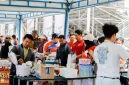 Pelaku UMKM melayani penonton di area Sirkuit Mandalika saat ajang MotoGP. (themandalikagp.com)