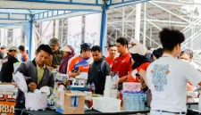 Pelaku UMKM melayani penonton di area Sirkuit Mandalika saat ajang MotoGP. (themandalikagp.com)