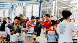 Pelaku UMKM melayani penonton di area Sirkuit Mandalika saat ajang MotoGP. (themandalikagp.com)